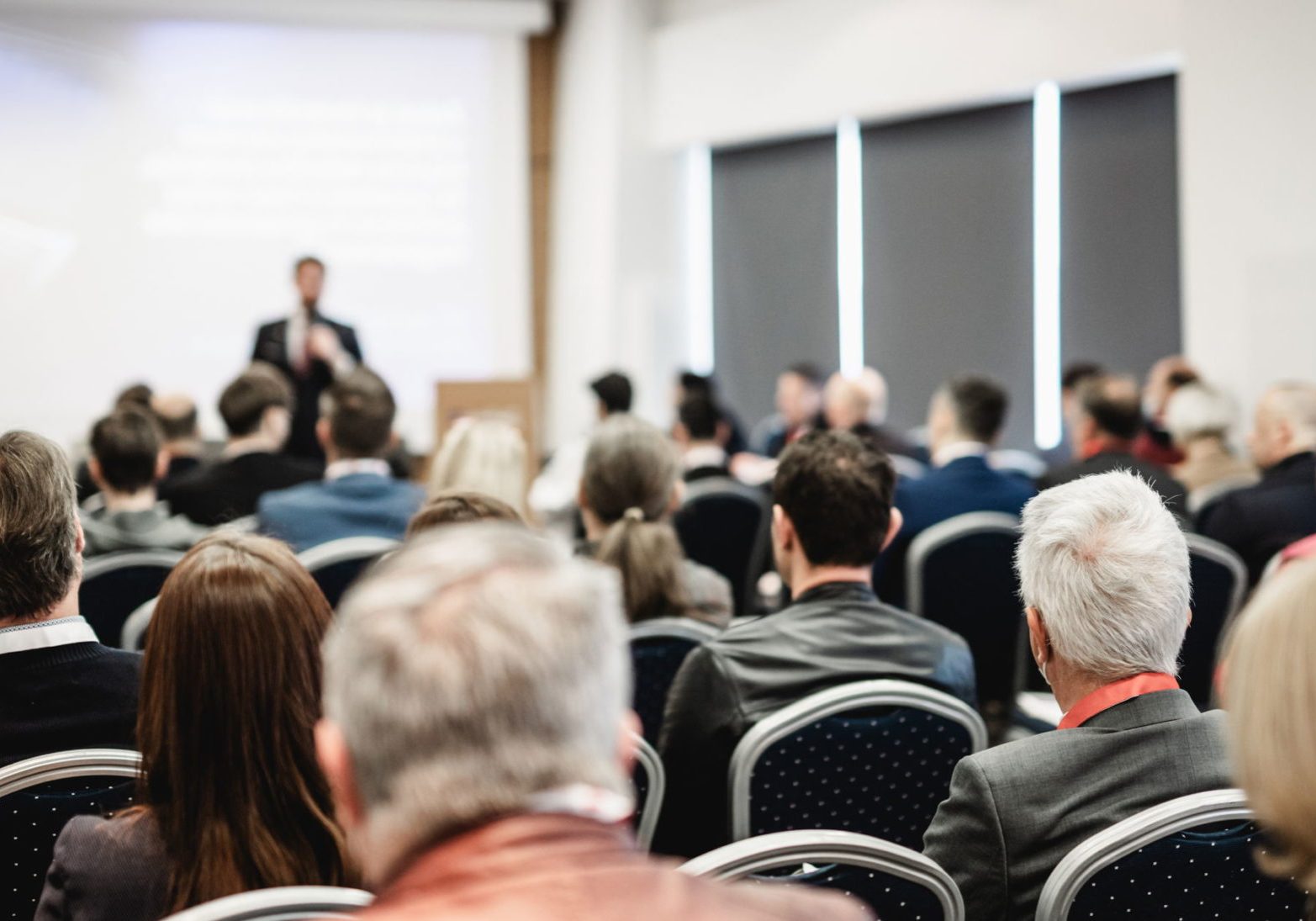 Speaker giving a talk in conference hall at business event. Rear view of unrecognizable people in audience at the conference hall. Business and entrepreneurship concept SSUCv3H4sIAAAAAAAACoxWTW/jIBC9r7T/IfK50WLAX3vcw95W2nvVA8GkQcFg8ZFuVfW/79iOUxuSNqeE4XlmePOG4e37t80m2zEnefZz8zasYC2VCs5b5qXRYEYPZ7sVuhV2aTlZUqKlQbTSGyuZWhp3zPODZp0Aow5KDeb3cTNznvnghBuin02cefEMPibjxcWU4uO03swb4yZ8AVvZr+CkFs79+C0101xkDwuMC7sB81eYXols3phC3vB3xl7x8kc6LpRiWpjgPpxNf57mY7NnofnrxyHA1FrBOuflSMXlLLCxirJaVM0lwNP0Z4xzJssKJdjE3+MUODu+eGG7FXlnYpYxsxLRJs+ilLnRewFlBvKWWJxjVOUJuhPCS/28dlvUNYmB4iS0j6KjMvGnBPfBrkM3uKhwDPRMHdfu6rpK3LlesOOo1w9gjpoGJf5mgjqm18EbkoKd6EBf9ussRRv43ENr3umVVAU/fH0kqM+zjStJEUUlKWLsi7FHdzB9FL3EaR3jY5dFcas4mwNTau0S46K4xeimn5po9UFeoIQBxlkLxPI7uHrteuNk6O6RKBA2aA+KsOHwG6mhqjGuk7Jpb0UPTSDCGl1jhHOKYrzU0NA++Ei3FS6a64owa7dliYrEqfjXKyZ10l05NE5SGek8ZGuj/s5LmnDXM+sllz3Tfo3OCcE06dtrxUMoLR7MijTXqs7LhNzemj3IAuoxjoiVKAi9fR1dkR0oGV1RMty6Eb95kZPPiuwOsr+n0JNEXyPntKhi4J7xoHwMLEkZA4OWJ6ibjLEY1YlTSNZB1umFUhNapeiwU1EzNSWtknqw0Mrkui9BDZ900j19B3Pd+rCmNUeoosktCfNrelSs2j6/4BbDbkjWLObayXCmBh2TBai3IPBRivODwvjDGGD+jJsA1R8oz/IGz8M2U8b0bDfKfQ9uxWw/MOfgi3a2L2JxeCaZ4R6aQ2njx1l8HuFZC2+ZMQ7BTUUIxZSSmlYwVs6A6f1zgA42Y0azI1jzo2yX7yI5ZJDVBed7sidbtMNoS9uWbuu9qLcwzPGgG17wQezv/wEAAP//AwBig1iP2gkAAA==